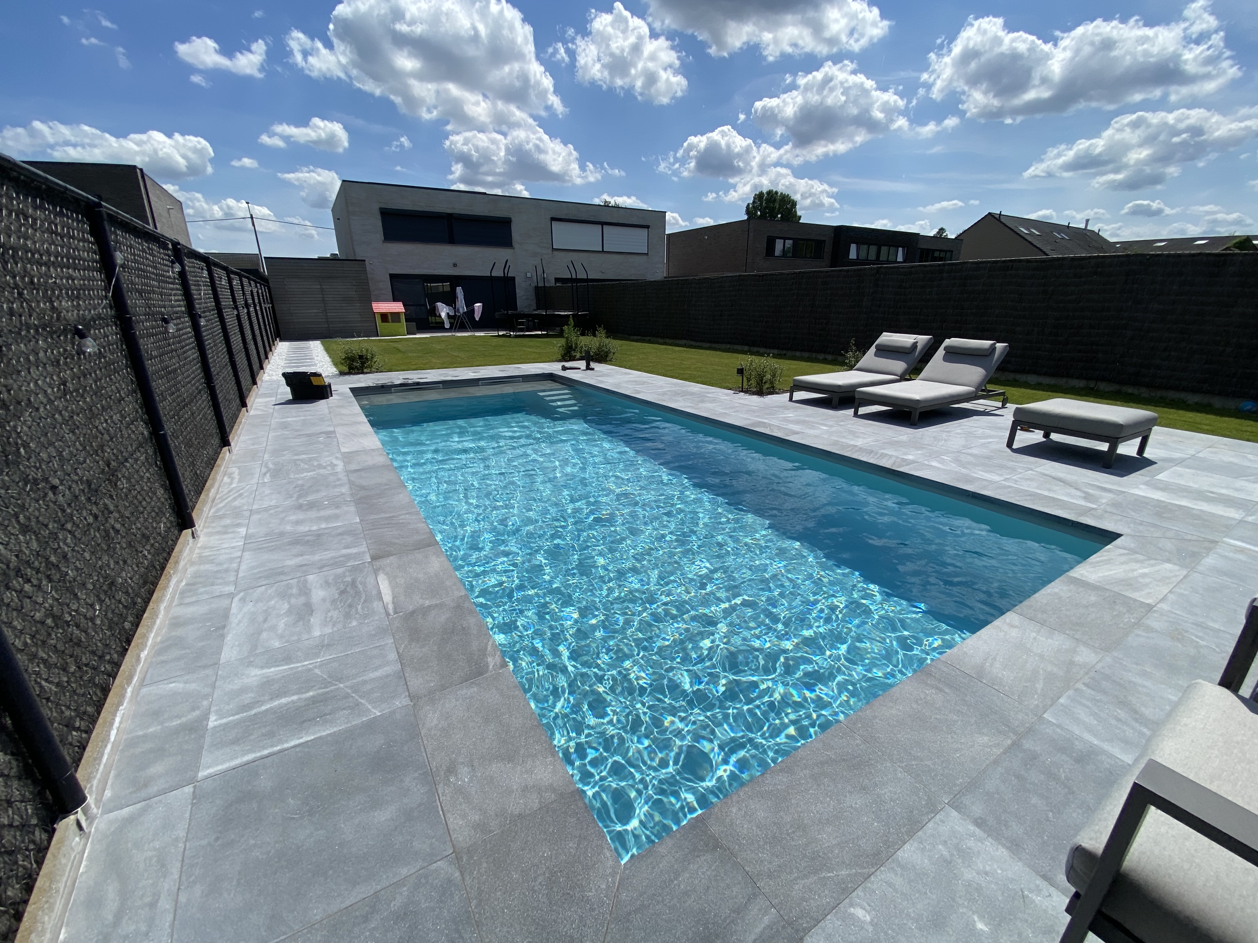 Zwembad met strak geplaatste liner na professionele afwerking