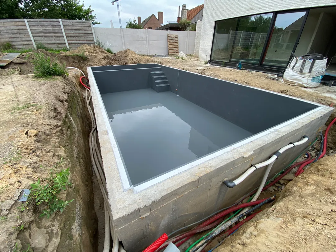 Grijze zwembadliner plaatsen in een nieuwbouw zwembad door Liner Plaatsen